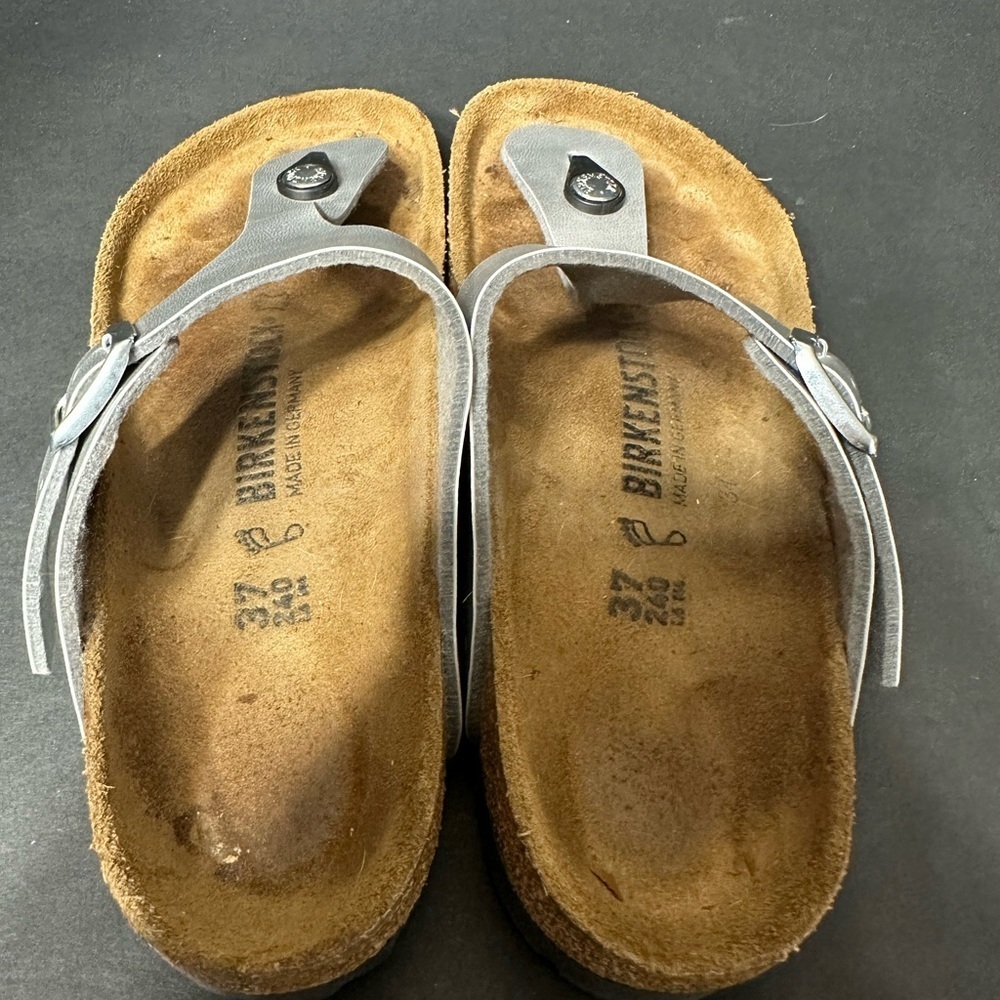 BIRKENSTONE Silver Sandals with Toe Loop size 7 pre owned good condition - Picture 3 of 8